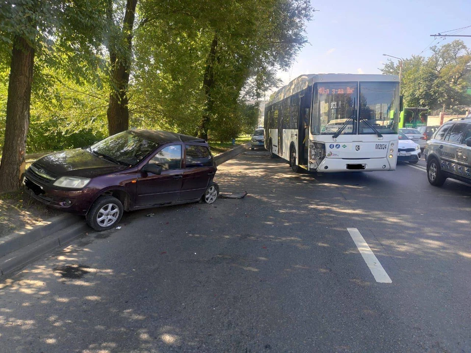 В Ростове два человека пострадали в результате аварии пассажирского автобуса с легковушкой. Фото: УГИБДД по Ростовской области