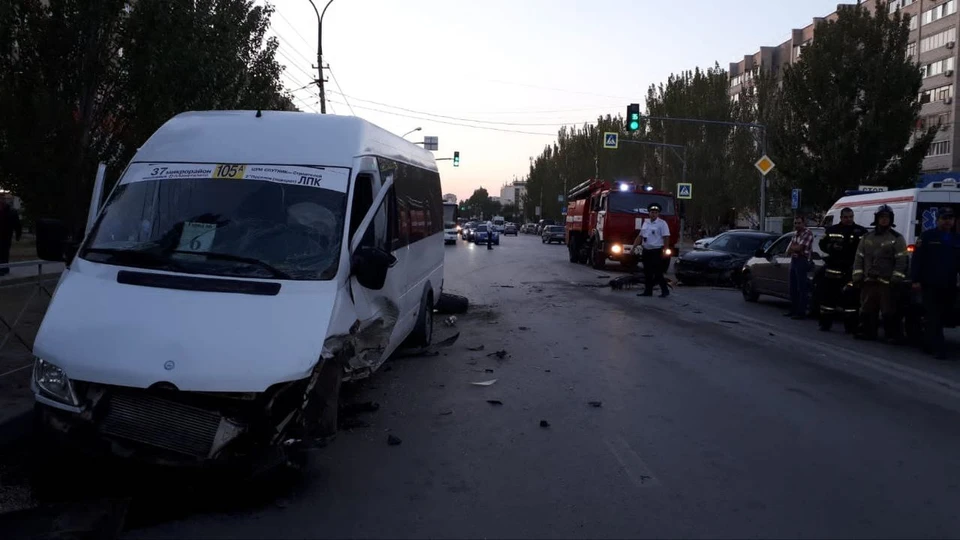 В аварии пострадали три пассажира микроавтобуса.