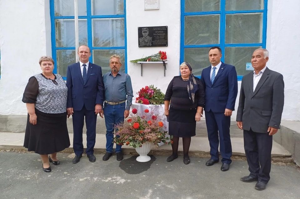 К памятным табличкам возложили цветы и почтили память погибших минутой молчания. Фото: администрация Акбулакского района