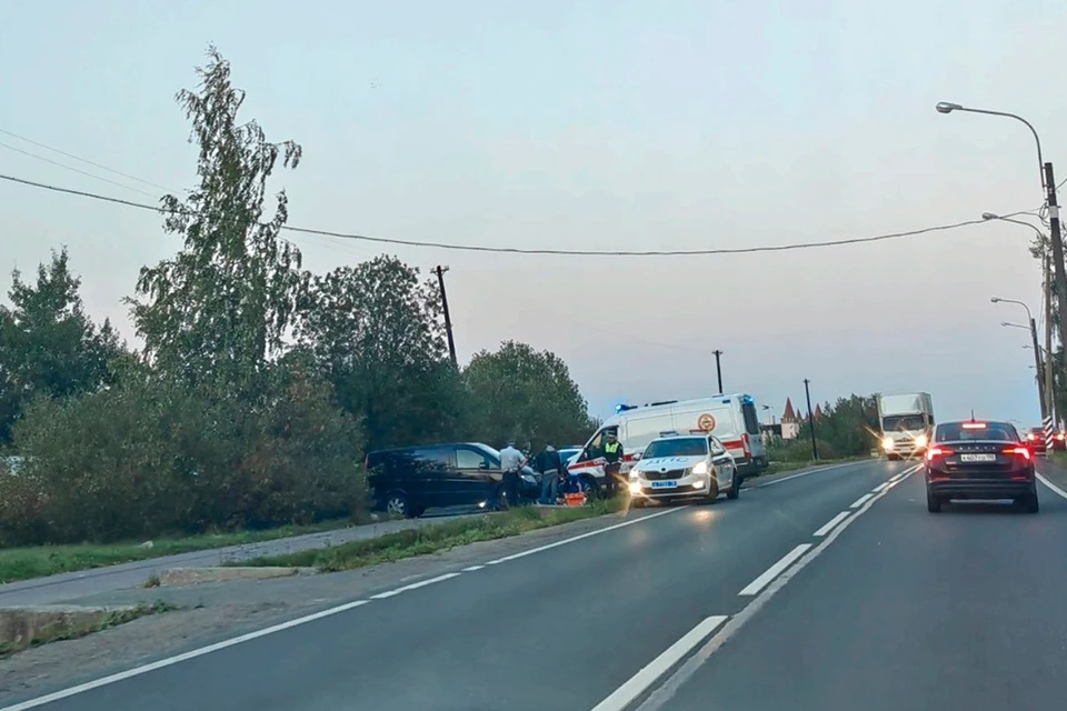Самокатчик попал в больницу после ДТП на Кузьминском шоссе в Пушкине. Фото: ДТП и ЧП