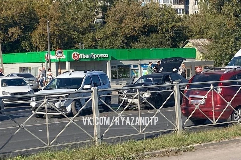 Две «Лады» столкнулись на Михайловском шоссе в Рязани.