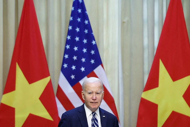 США пытаются отбить партнера у России и Китая: раскрыта истинная цель визита Байдена во Вьетнам и сделки по оружию