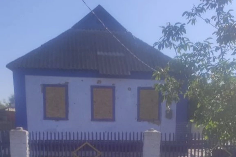 В Каирах отремонтировали кровлю дома местной жительницы-пенсионерки, поврежденную в результате обстрела ВСУ. ФОТО: тг-канал администрации Горностаевского МО