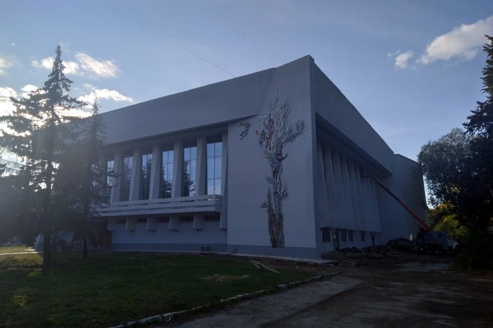 Фасад покрасили в светлый цвет, ремонт почти завершен.