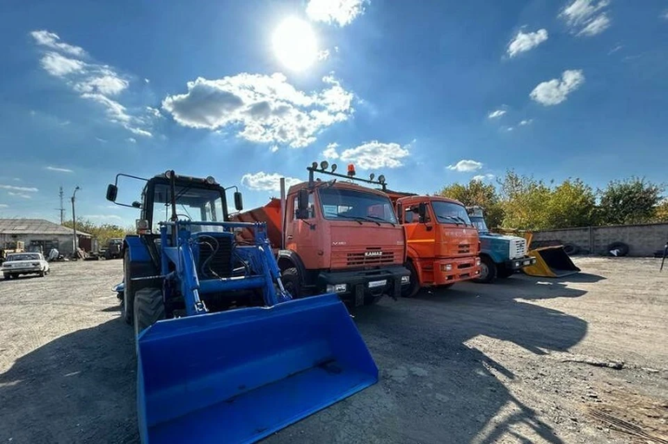 Башкортостан передал спецтехнику подшефному Красному Лучу. Фото - администрация Красного Луча