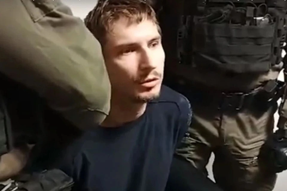 Мужчину этапируют в Новосибирск. Фото: стоп-кадр из видео МВД России
