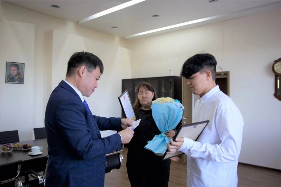 Подростка-героя из Кызыла наградили за то, что он спас женщину, на которую напал насильник средь бела дня. Фото: мэрия Кызыла