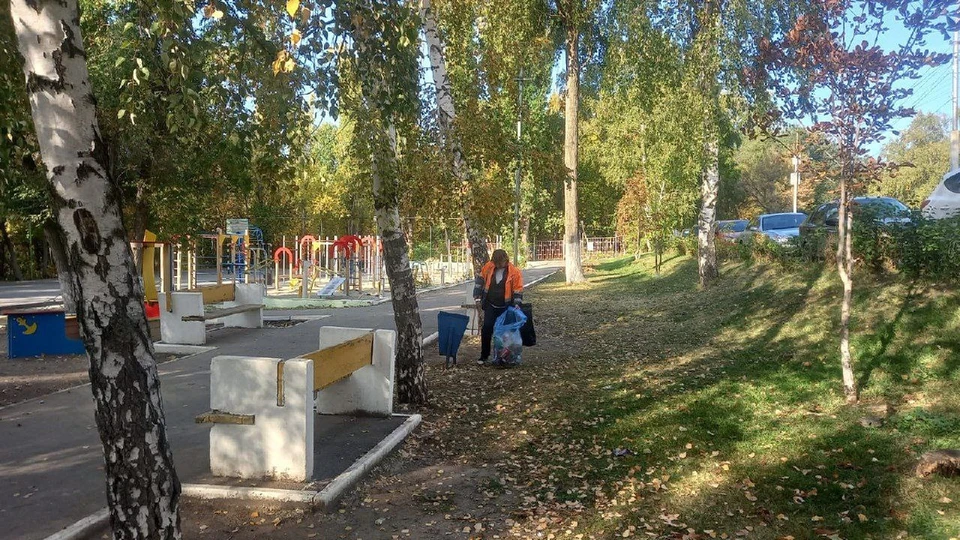 В течение этой недели на территории Фрунзенского района проводят мероприятия по уходу за зелеными зонами и общественными территориями. (фото: мэрия Саратова)
