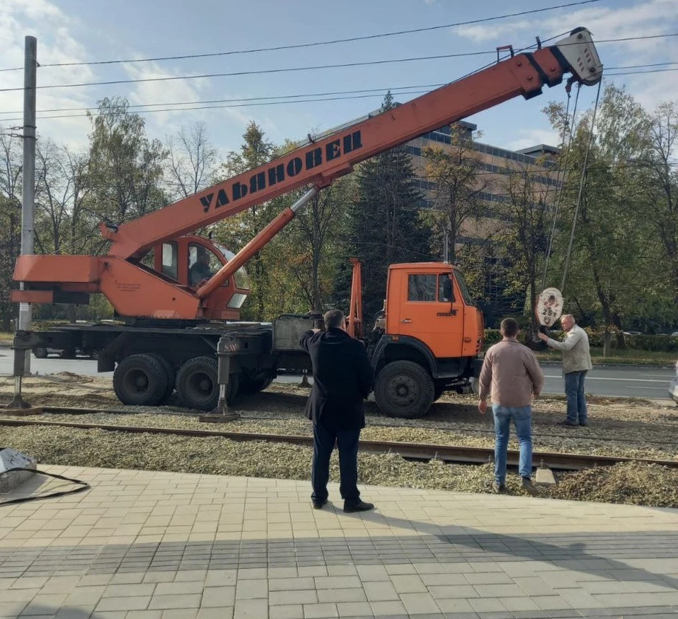 Работы по демонтажу билбордов у Парка Победы в Ульяновске завершили раньше намеченного времени. Фото Ульяновскэлектротранс