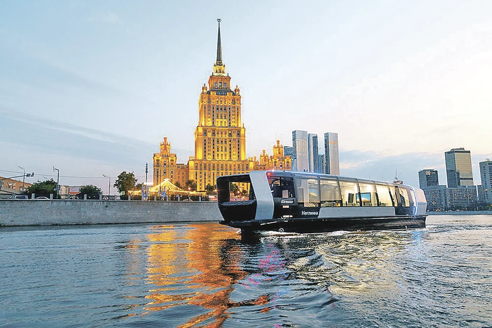 Электротрамваи уже сделали путешествия по Москве-реке футуристичными. Фото: Агентство городских новостей «Москва»