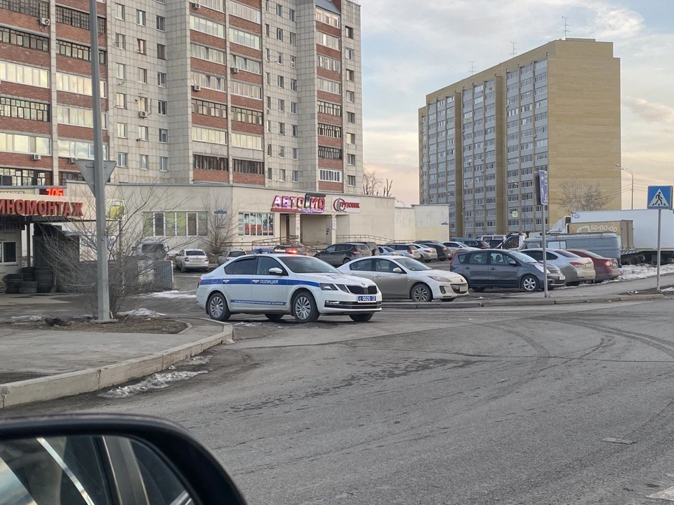 Из окна многоэтажки в восточной части Тюмени выпал человек.