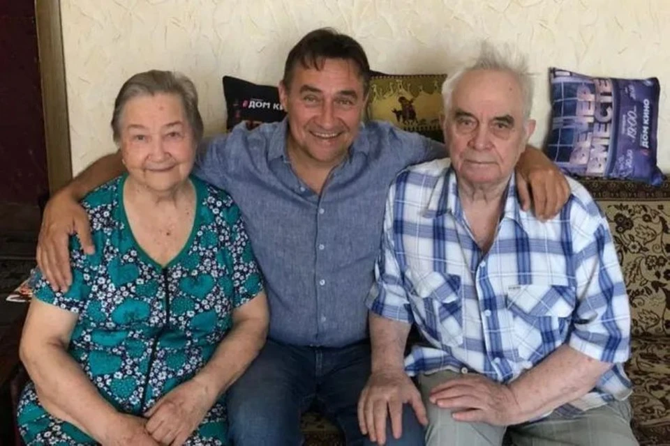 Камиль Ларин с родителями. Фото: соцсети