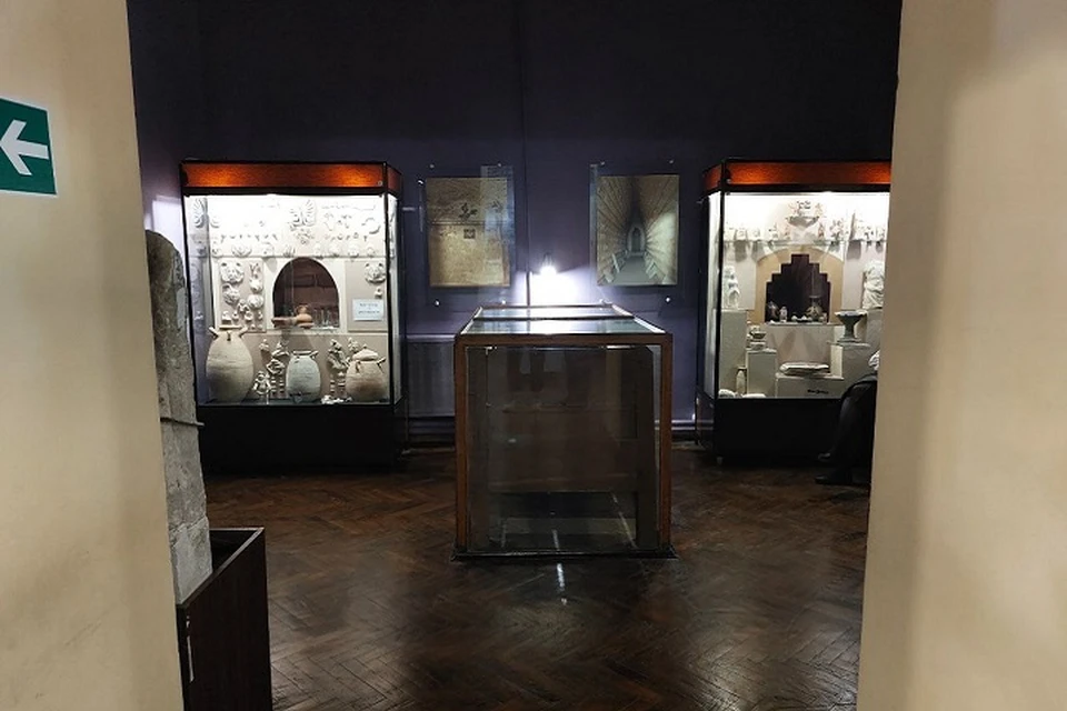 Кипарисовый саркофаг с останками, которым 2,5 тысчи лет.