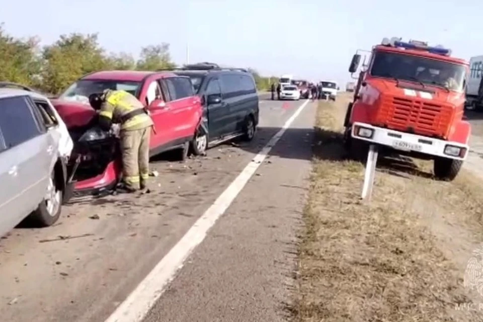 Под Ростовом на трассе столкнулись шесть автомобилей. Фото: ГУ МЧС по Ростовской области