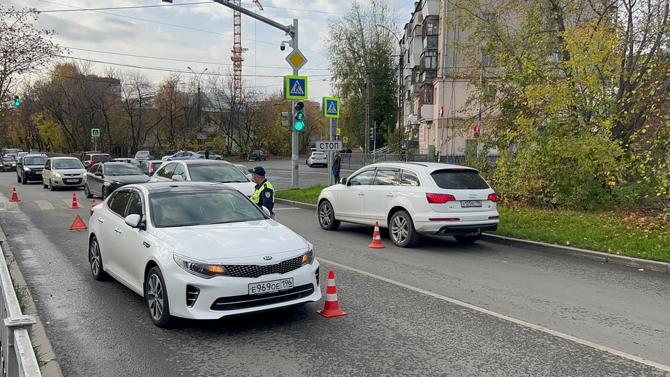 Инцидент произошел утром в 7:50 на перекрестке улиц Патриса Лумумбы – Ферганская. Фото: ГИБДД Екатеринбурга