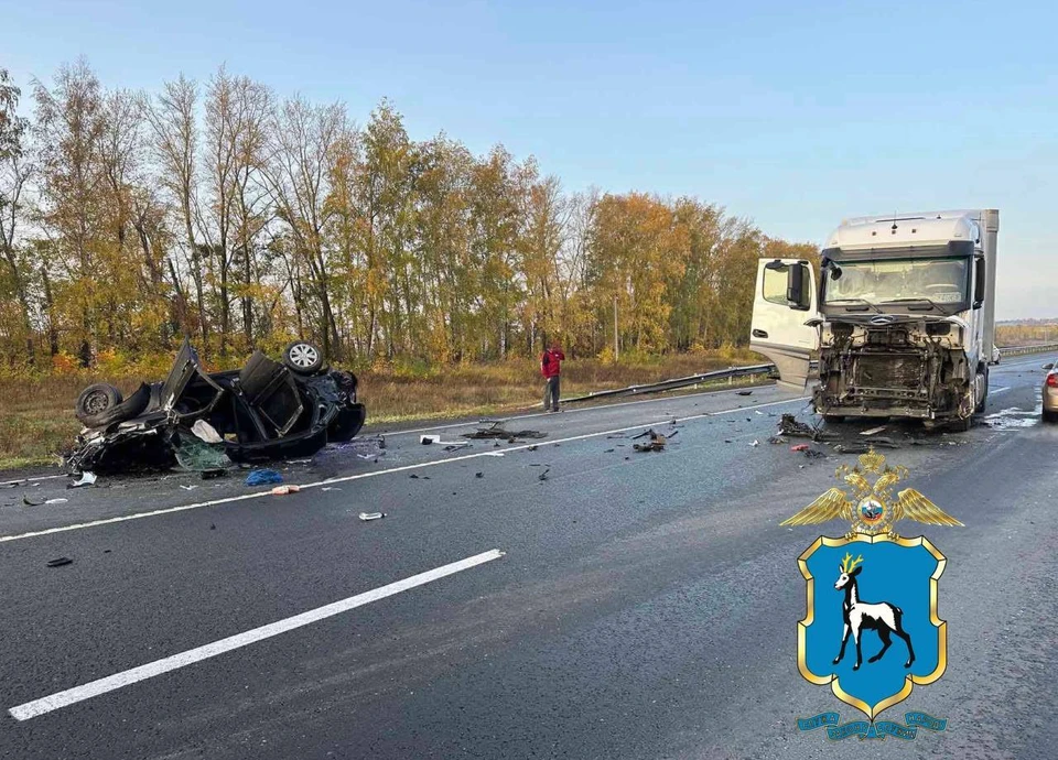LADA Granta выехала на полосу встречного движения, где столкнулась с большегрузом.