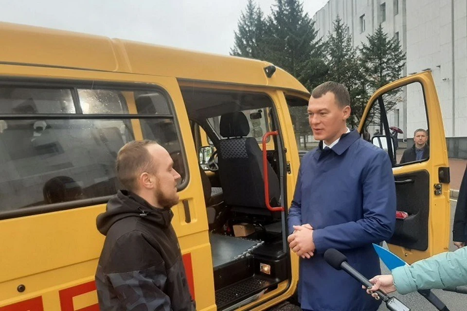 Губернатор пообщался с водителями, которые уже не первый год ждут обновленную технику. Фото: Кирилл КУЗНЕЦОВ