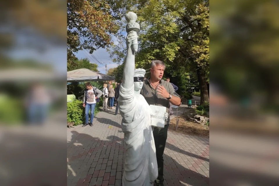 Директор бахчисарайского зоопарка Виктор Жиленко считает, что таким скульптурам не место в Крыму