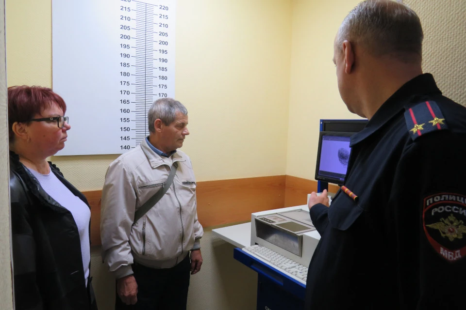 Членов комиссии познакомили с работой автоматизированного рабочего места «Папилон». Фото: пресс-служба Тверского линейного отдела МВД России на транспорте