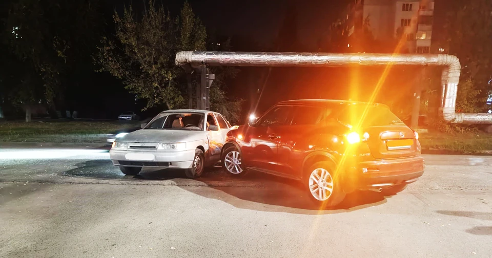 Фото: В Саратове столкнулись Nissan Juke и «двенадцатая»: водитель «ВАЗа» в больнице