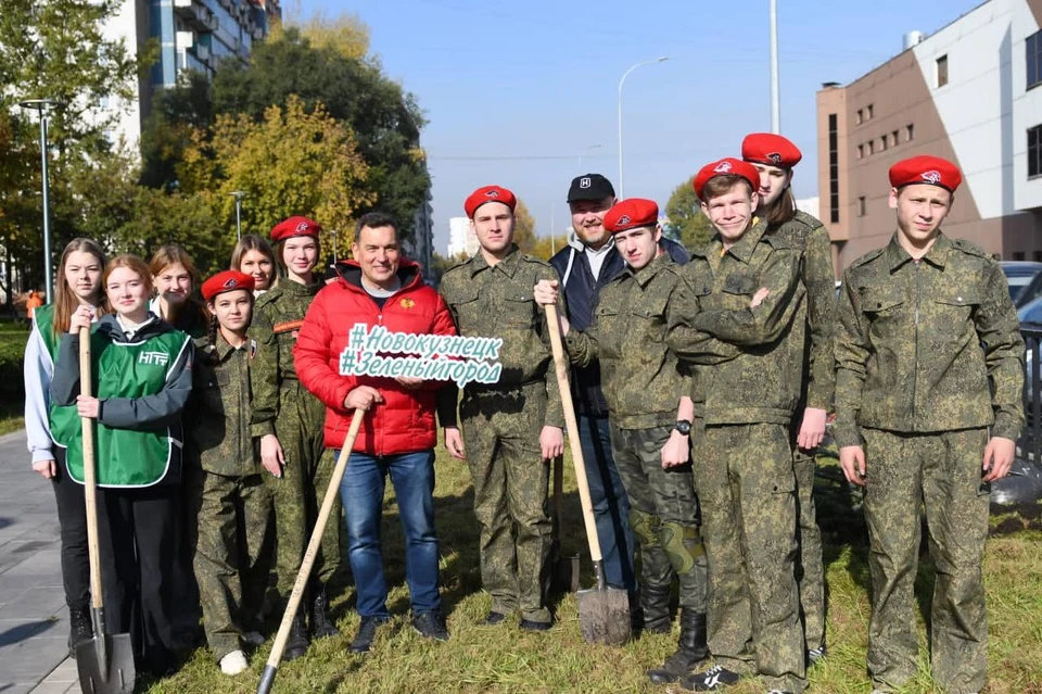 Свой день рождения мэр Новокузнецка Сергей Кузнецов провел на субботнике. Фото: Пресс-служба администрации Новокузнецка.