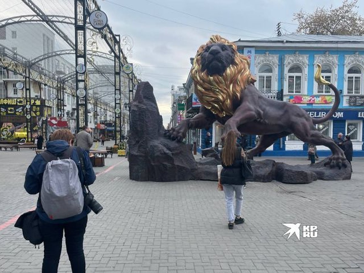 «Он делает город уникальным»: в Екатеринбурге объявили сбор подписей за то,  чтобы оставить медиаэкран на Вайнера - KP.RU