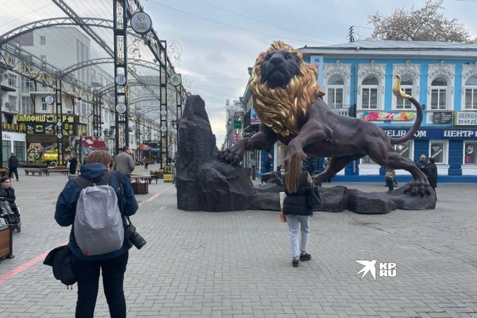Жители Екатеринбурга испугались, что медиаэкран (слева) может исчезнуть вслед за львом