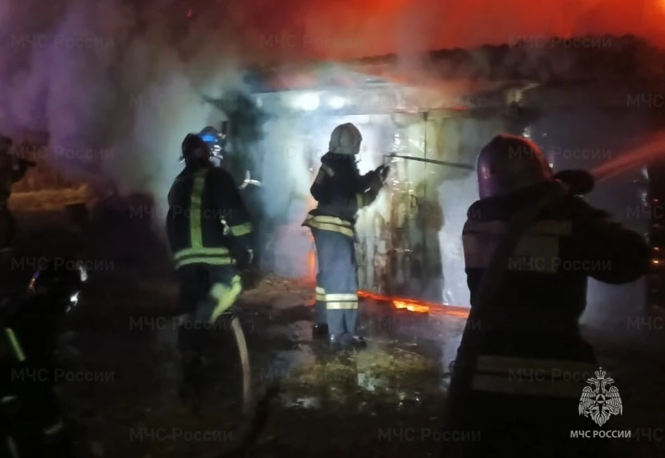 В калужской Кирове за ночь стало одним гаражом меньше, огонь полностью уничтожил строение