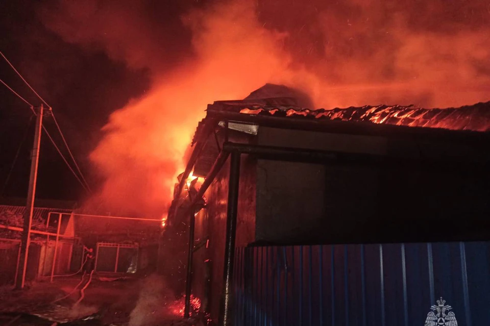 Огонь охватил 800 квадратов в мебельном цехе. Фото: ГУ МЧС по СК