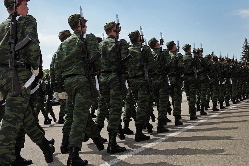 Лет в строю. Шеренга солдат. Военный в строю. Военное построение. Армия в строю.