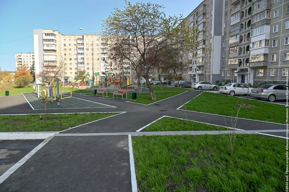 За лето строители благоустроили более 21 тысячи квадратных метров дворовой территории. Фото: администрация Нижнего Тагила