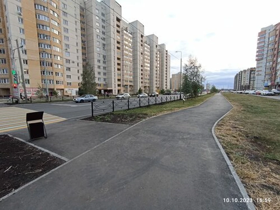 На участке уложили асфальт, обустроили тротуары и парковочные карманы, нанесли разметку