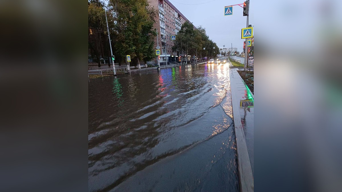 В Самаре утром 11 октября затопило ул. Ново-Садовую - KP.RU