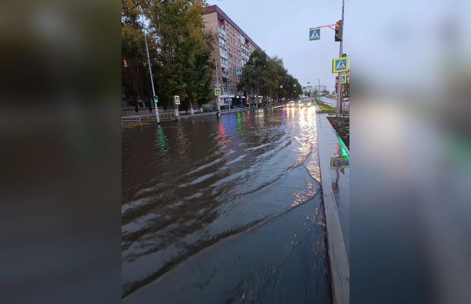 Потоп образовался в районе пересечения с улицей Челюскинцев / Фото: телеграм-канал "Самара с огоньком"