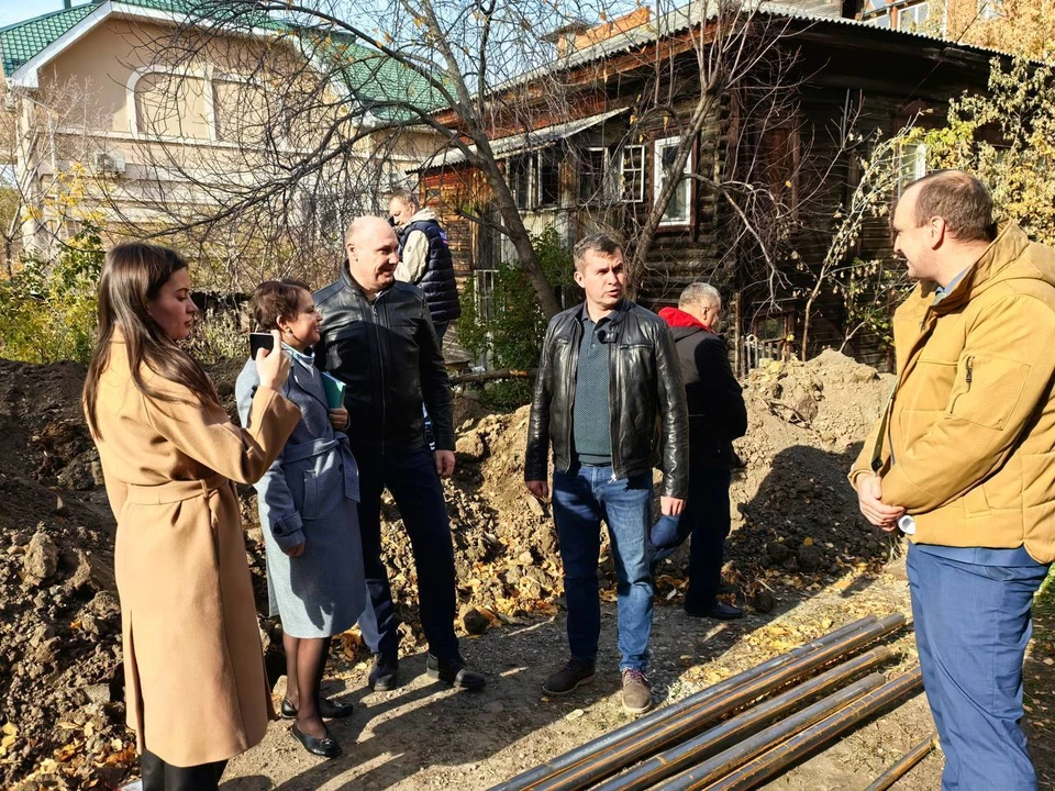 Мэр Томска Дмитрий Махиня побывал в некоторых домах, где до сих пор нет отопления. Фото: Telegram-канал Дмитрия Махини