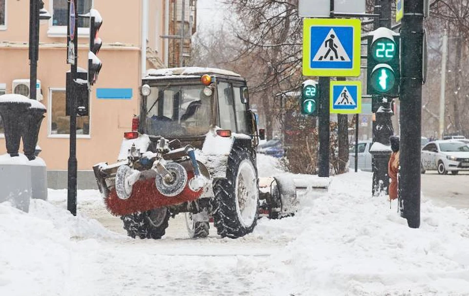 Трактористов для уборки снега в Воронеже не хватает.