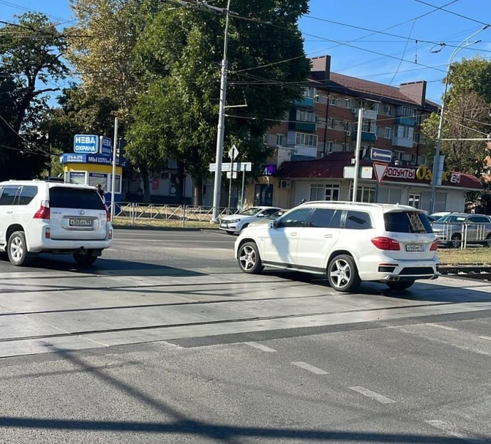 На участке положили бетонные плиты вместе асфальта. Фото: пресс-службы администрации Краснодара.