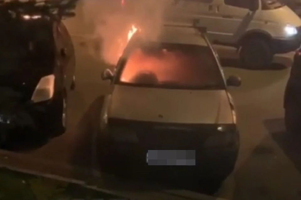 В Новосибирске подожгли «Ниссан» на Вокзальной магистрали. Фото: "АСТ-54" // стоп-кадр.