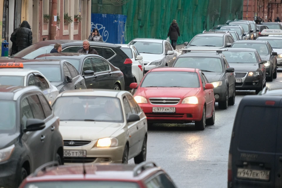 В Петербурге образовались пробки.