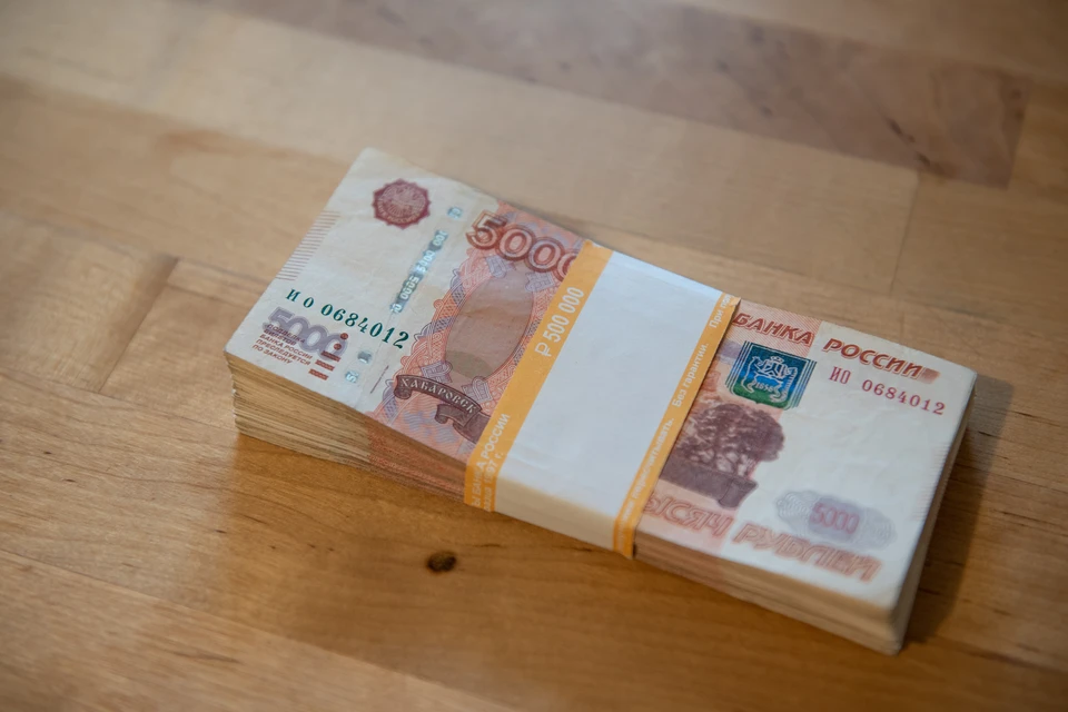 Женщина дважды передавала по 300 тысяч рублей приезжавшему студенту.