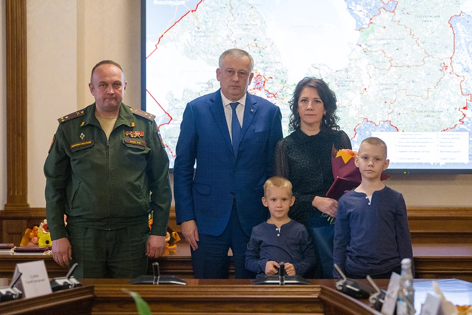 Губернатор и военный комиссар Ленобласти вручили государственные награды Российской Федерации родным погибших в ходе специальной военной операции. Фото: Пресс-служба Правительства Ленинградской области.