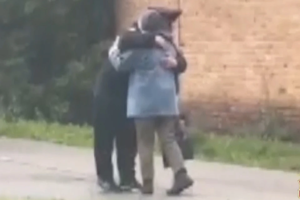 В Кузбассе псевдополицейский обнимал и целовал своих земляков.