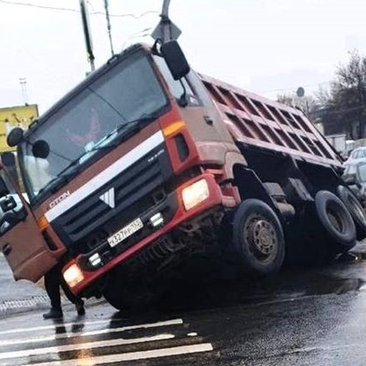 Самосвал с песком провалился в асфальт на дороге в Нижнем Новгороде - KP.RU