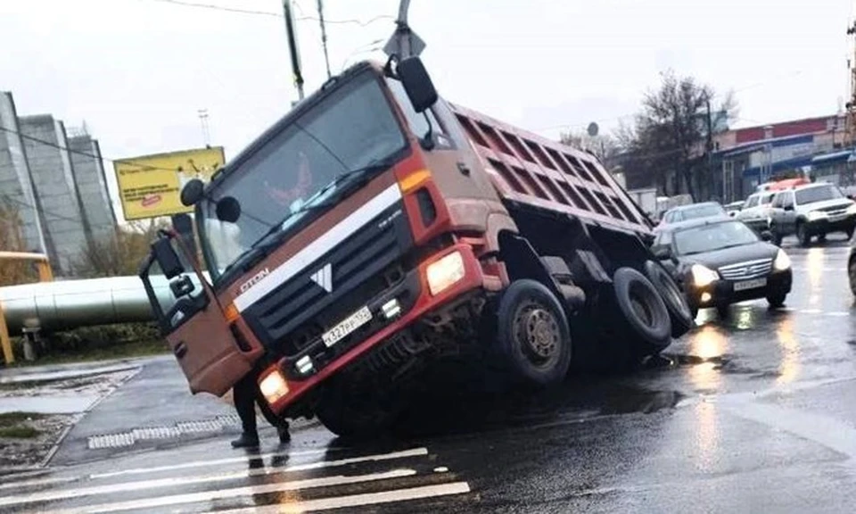 Самосвал с песком провалился в асфальт на дороге в Нижнем Новгороде. Фото: телеграм-канал "Нижний №1"