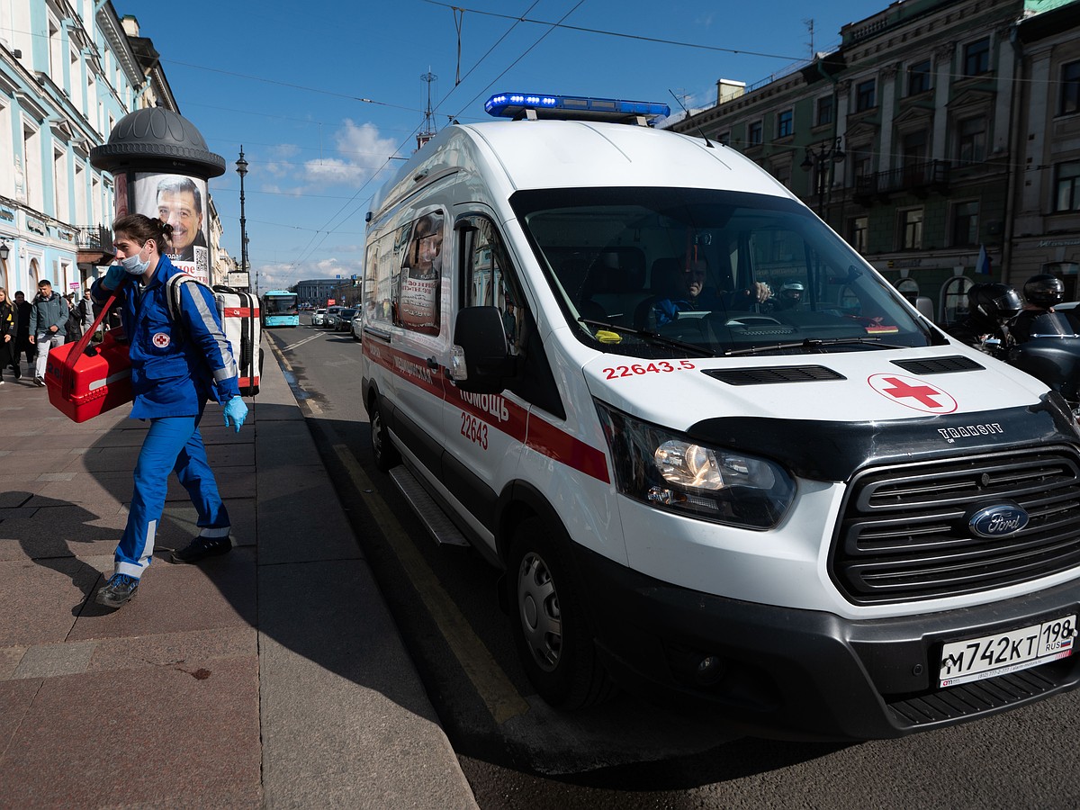 Машина скорой помощи сбила пенсионерку в Петербурге - KP.RU