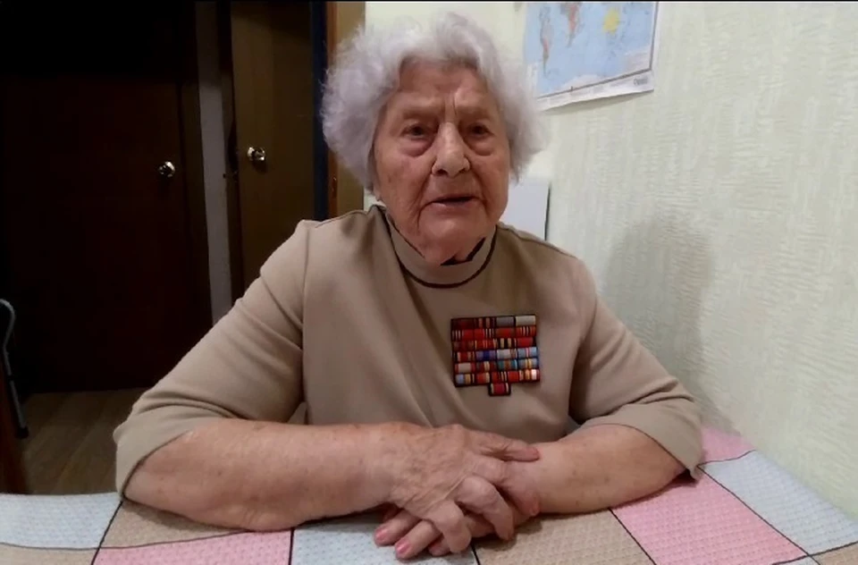 Мария Денисовна рассказывает о подвиге советских солдат-победителей и поздравляет всех с 78-летней годовщиной окончания Второй Мировой войны. Фото - Ольга Северина.