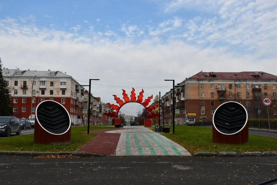 В центре аллеи установлена композиция «Солнце», которая сделана в виде герба города. Фото: администрация Асбеста