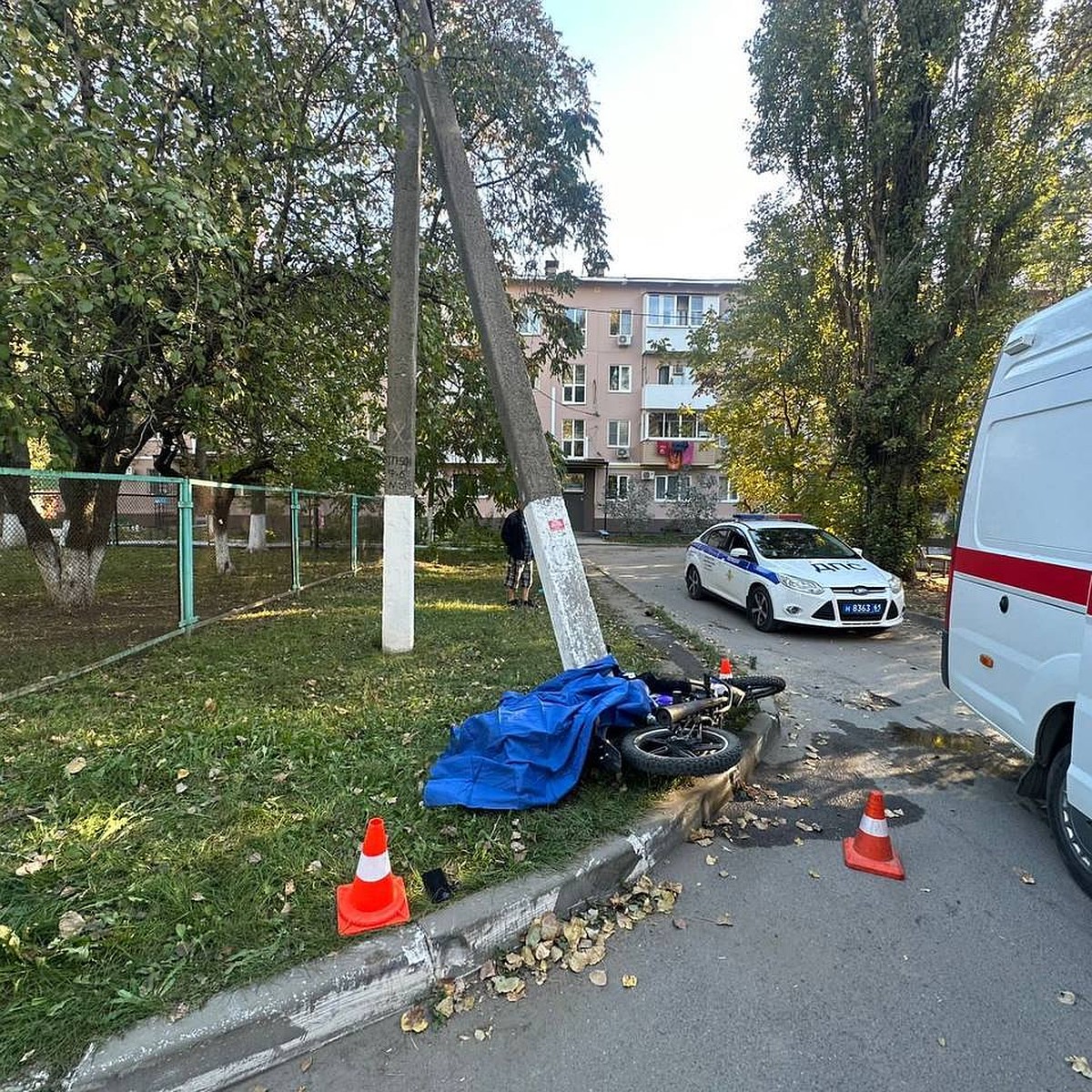 В Новочеркасске 14-летний школьник на скутере насмерть разбился в ДТП -  KP.RU