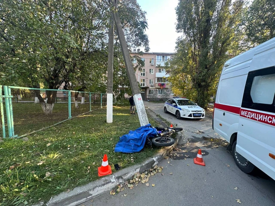 Подросток не справился с управлением, наехал на бордюр и врезался в столб. Фото: УГИБДД по Ростовской области