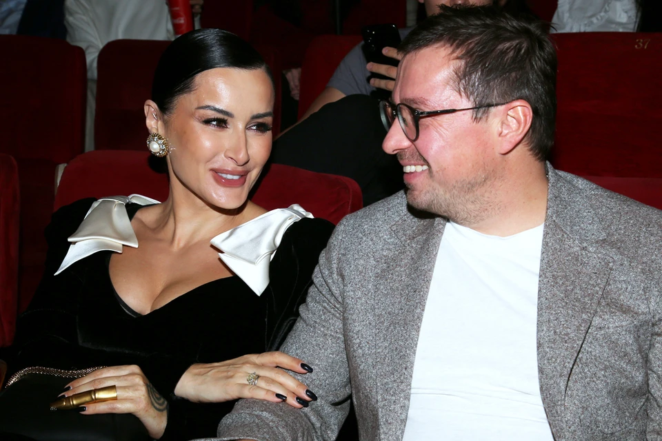 Тина Канделаки с мужем Василием Бровко на премьере фильма "Императрицы".